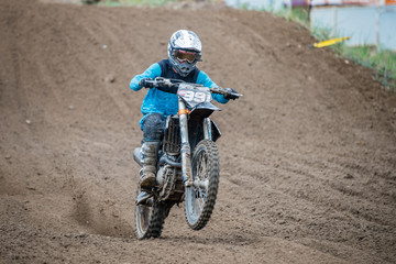 Jazda na jednym kole motocross © Marek