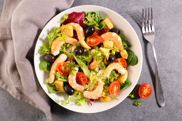vegetable salad with shrimp and tomato