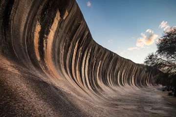 Fotobehang Wave Rock, een 15 meter hoge natuurlijke rotsformatie die de vorm heeft van een grote brekende oceaangolf en zich bevindt in Hyden in West-Australië © Michael Evans