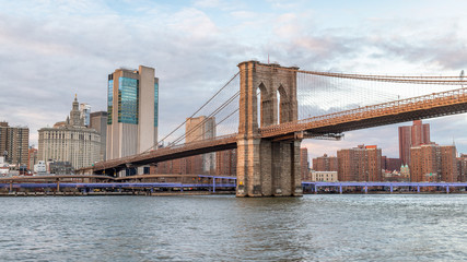 Obraz premium The Brooklyn Bridge at sunset, New York City