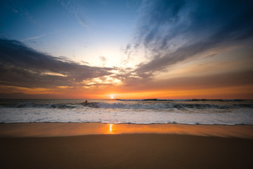 Obraz premium surfers at sunset
