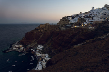 Santorini, Oia, Hafen und Stadt, D&auml;mmerung