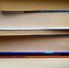 Stapel Bücher Flohmarkt - Wissensdurst - Buchstapel