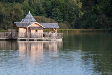 Obraz premium une maison en bois sur un lac. Une résidence secondaire de repos dans la campagne. Une maison écologique en autosuffisance. 