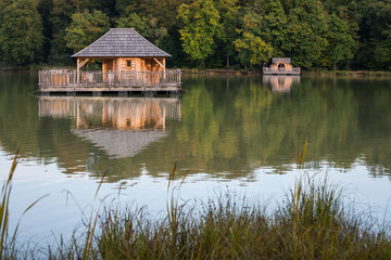 Fototapeta na wymiar des maisons en bois écologique sur pilotis sur un lac pour les vacances
