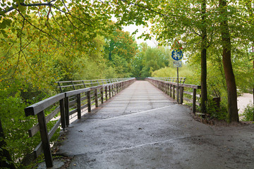 Spazierwege am Flaucher, Brücke über die Isar, Fluss in München