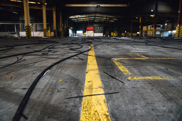 le sol d'une usine abandonnée avec faillie