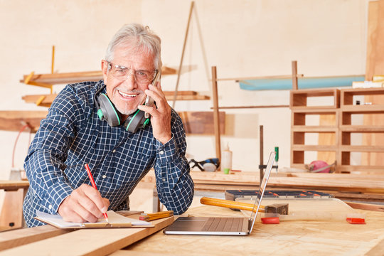 Senior Handwerker mit Checkliste und Handy