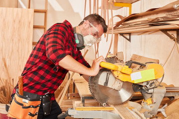 Schreiner oder Tischler mit Atemschutzmaske