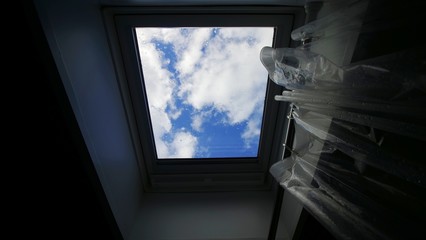 Foto del cielo azul desde una claraboya