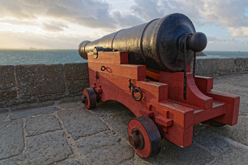 Fototapeta na wymiar Gun on the ramparts of the walled city of Saint-Malo