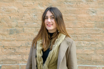 Modella in posa ambiente urbano