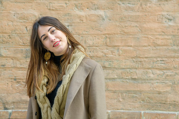 Modella in posa ambiente urbano
