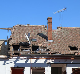 Demolition of an old building in the city