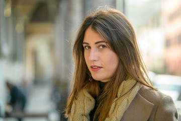 Modella in posa ambiente urbano