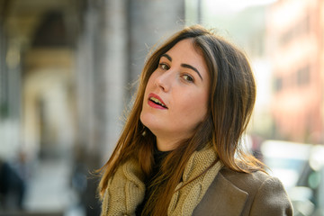 Modella in posa ambiente urbano