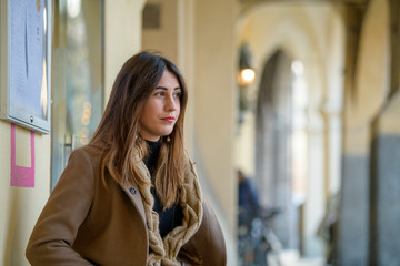 Modella in posa ambiente urbano