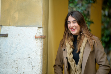 Modella in posa ambiente urbano