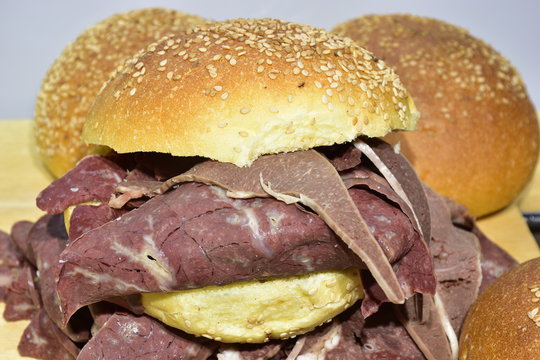 focaccia con milza. Tipico cibo da strada della citt&agrave; di Palermo, Sicilia.Si tratta di milza di vitello bollita e successivamente fritta nello strutto.Insieme alla milza viene usato anche il polmone