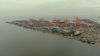 Obraz premium Aerial view of container terminal in the city of Manila. Largest cargo port. modern harbor and global trade background ,Philippines.