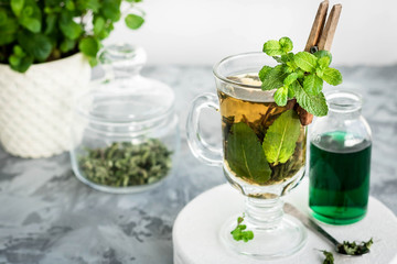 Soothing tea with fresh and fresh mint and peppermint syrup.