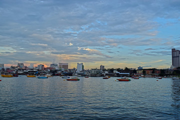 Obraz premium Pattaya Pier Is a beautiful tourist destination When the sun goes down With many ships waiting Tourist service