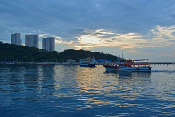 Naklejka premium Pattaya Pier Is a beautiful tourist destination When the sun goes down With many ships waiting Tourist service