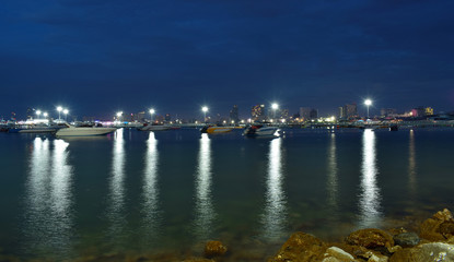  Pattaya Pier at night Is a beautiful tourist destination With many ships waiting Tourist service