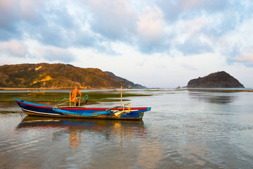 Fototapeta premium Traditional Lombok boat at sunset - Lombok, Indonesia