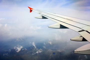 Fototapeta premium Airplane wing in blue sky