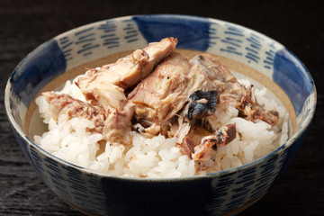 鯖の水煮をのせたご飯