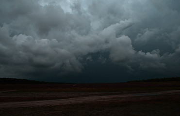 Fototapeta na wymiar Niebo zakryte ciemnymi, burzowymi chmurami.