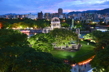 夕暮れの広島平和記念の原爆ドーム