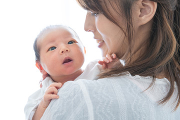 新生児（0歳0ヶ月）とお母さん