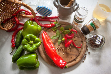 Paprik, Pfefferoni und Gewürze zum Einlegen