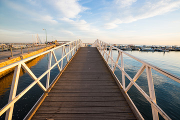 Fototapeta premium Brücke zum Yachthafen von Olhao, Portugal
