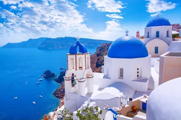 Foto auf Acrylglas Schöne Stadt Oia auf der Insel Santorini, Griechenland. Traditionelle weiße Architektur und griechisch-orthodoxe Kirchen mit blauen Kuppeln über der Caldera, Ägäis. Szenischer Reisehintergrund. © MarinadeArt