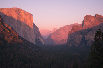 Fototapeta premium Last sunset light of the day marinates Yosemite National Park