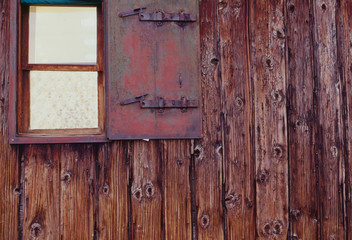 木の壁、錆びた戸