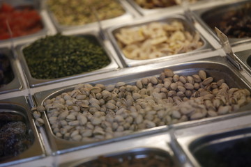 Viele Pistazien und Nüsse in einem Korb auf einem Markt als Close up