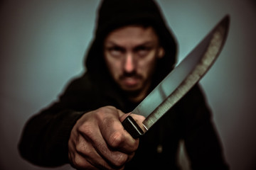 Aggressiver Messerstecher / Mann mit Messer - Küchenmesser