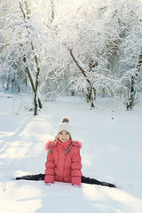 Girl does gymnastics in the winter in the park