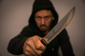 Aggressiver Messerstecher / Mann mit Messer - Küchenmesser