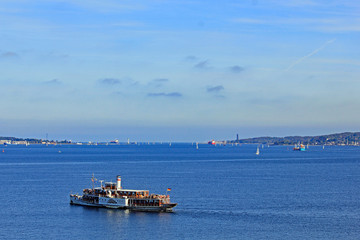 Kieler Förde: Ausflugdampfer auf der Kieler Förde (Schleswig-Holstein)