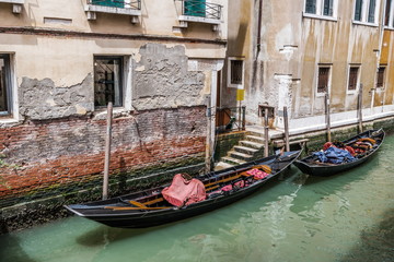 Fototapeta na wymiar Gondola at the entrance of Venetian house