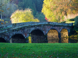 Naklejka premium Old bridge and Autumn colour in the English countryside