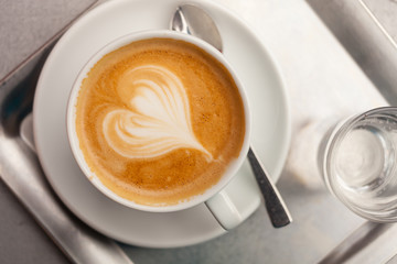 Kaffee tasse mit Schaum Herz form, von oben