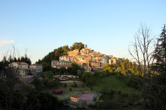 Die Maremma in der Toscana – Blick auf ein altes kleines Dorf namens Gerfalco