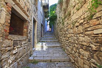 Fototapeta na wymiar Enge Gasse in der Altstadt von Ston, Peljesac, Kroatien
