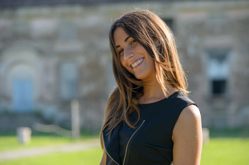 Bella modella posa con abito estivo multicolore sorriso bellissimo